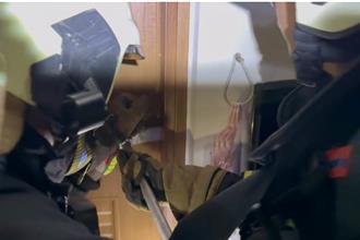 糗！浴室沐浴后门锁故障出不来  女子受困急呼救