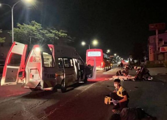 彰化雙載機車連環車禍！自撞2車再遭公車追撞 男骨折女命危