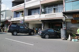 小客車追撞前方小貨車  雙雙「滑向」民宅住戶傻眼