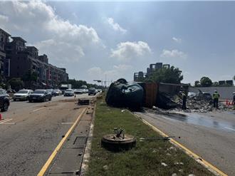 沙鹿長下坡向上路又車禍！砂石車翻車波及4車 道路單向封閉