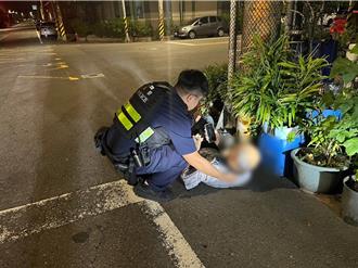 老翁半夜外出倒臥路旁 員警及時救援