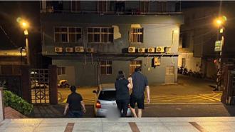 失智翁深夜独坐路旁「自言自语」 八德警协寻助返家