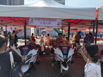 桃園藝文特區泡泡派對 交大帥氣重機出場助宣導交安