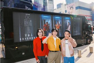 宇宙人霸氣廣告攻佔台北街頭 「巨型宣傳車」像穿越七年時光　