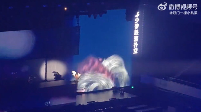 张靓颖演唱会突坠落2米高舞台。（图／翻摄自微博）