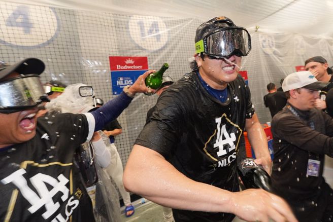 道奇总教练罗伯兹（左）与大谷翔平庆功。（美联社资料照）未成年者请勿饮酒