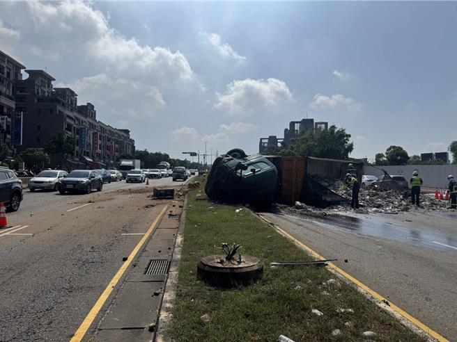 沙鹿区向上路长下坡又发生车祸事件。（民眾提供／李京升台中传真）