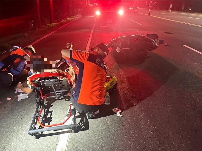 台南市玉井區台3線12日晚間7點多發生3輛機車互撞車禍，共有7人受傷，包括1名2歲女童臉部擦傷與1名9歲男童左小腿骨折。（讀者提供／程炳璋台南傳真）