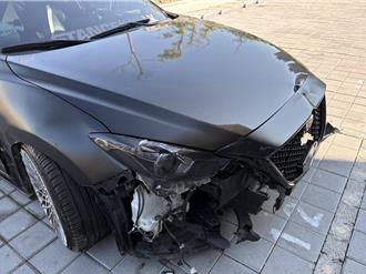 併排停車遇盤查竟高速逃   桃園男連撞2車卡在民宅棄車逃逸