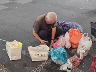 獨家》80歲拾荒伯西門町撿垃圾桶　分裝食物飄腐敗味惹鼻酸