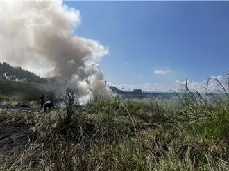 宜蘭蘭陽大橋下雜草悶燒    煙霧壟罩台9線一度影響行車