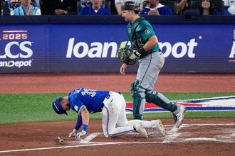 影》好痛！擦棒球砸傷自己膝蓋 藍鳥路卡斯G2出賽存疑