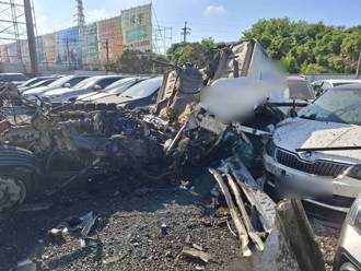 桃園大貨車失控撞進停車場　多車受損駕駛一度受困