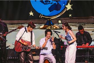 告五人致敬張國榮心機內幕被抖出　任賢齊衝上台贈「馬」全場嚇瘋