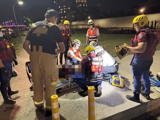 快訊》內湖成美橋驚傳有人落水 消防隊馳援下艇搜救