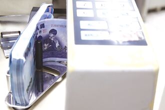 鎖高利 金融三業狂買債券