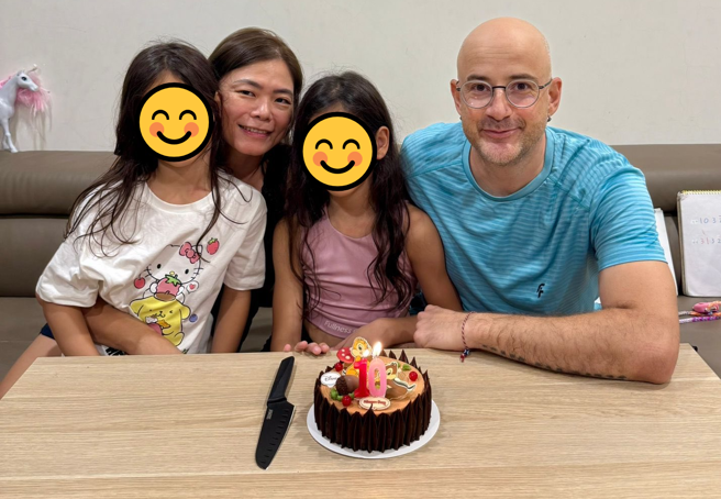 吴凤与妻子育有2个女儿。（图／脸书 吴凤 Rifat）