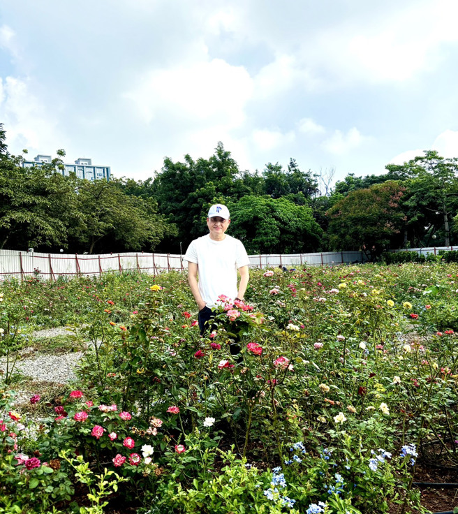 《黄腾辉×东海大学 2026 典藏年历》收录艺术家黄腾辉为东海玫瑰园绘画的〈小王子的玫瑰〉。(照片/东海大学提供)