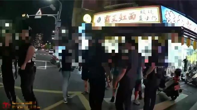 员警到场将衝突双方隔开。（警方提供）