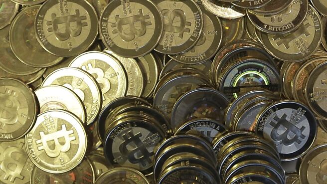 川普10日宣布对中国加徵关税后，市场恐慌情绪蔓延，比特币当日跌幅一度达13.5％，最低触及105,930美元。图／美联社