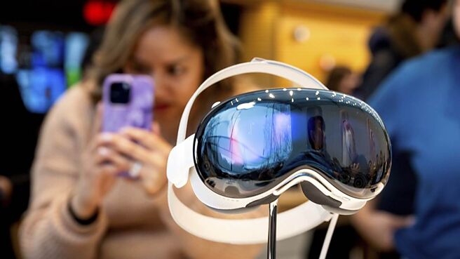 苹果iPhone 17系列传出追单，外界看好台积电首先受惠；紧接着，苹果还将发表笔电、Vsion Pro系列等产品，主晶片同样由台积电操刀，先进制程产能全线满载。图／美联社