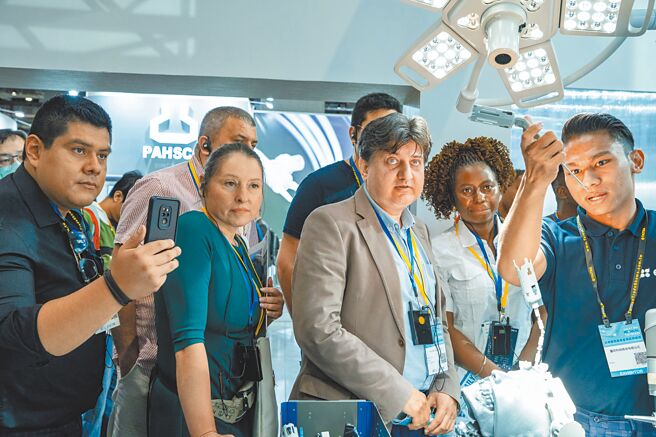 2025年買主於智慧醫療主題館參觀，對高階醫材展現高度興趣。圖／外貿協會提供