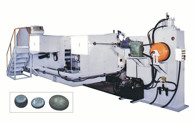 桂全「盤圓切斷成型機」可將加工件切斷、壓扁自動化一次完成，且可獲得高精度，能滿足鍛造業者高精度要求與高產效目標。圖／桂全提供