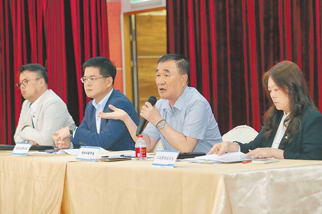 针对辉达规画在北士科T17、T18设立海外企业总部卡关，台北市副市长李四川（右二）12日偕同北市地政局长王瑞云（右起）、法务局长连堂凯、产业局长陈俊安一同召开记者会说明。（黄世麒摄）