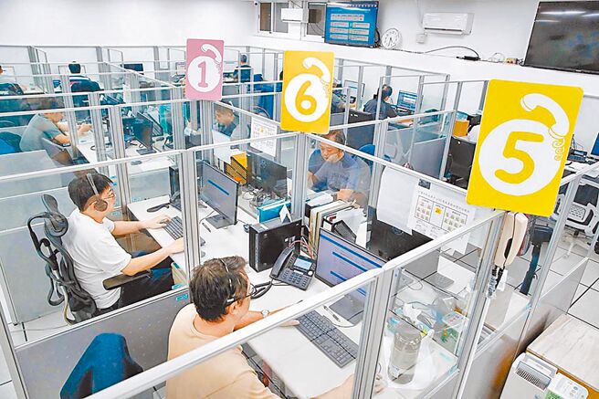 警方从警示帐户等资料分析尚未报案的「潜在被害人」，派员阻诈。图为165反诈骗专线平台。（本报资料照片）