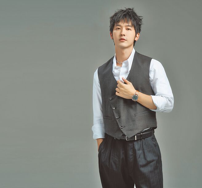 小乐（吴思贤）拍摄ORIS时尚专题，佩戴Big Crown Cervo Volante指针式日历腕表。（JOJ PHOTO摄，服装提供／Emporio Armani）