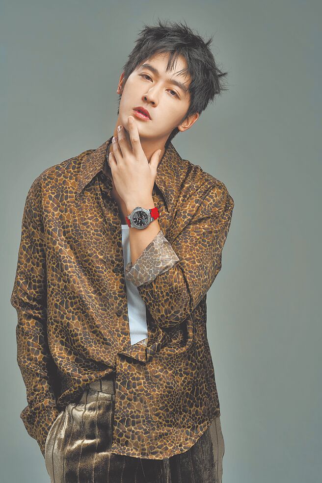 演歌双栖男神小乐工作满檔，不仅出专辑，还接连有不少新戏上映，佩戴ORIS Aquis Relief日期腕表。（JOJ PHOTO摄，服装提供／Emporio Armani）