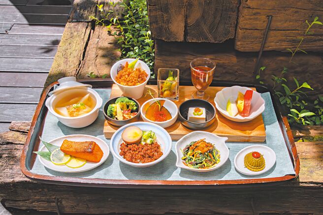 「丽禧晨之光早餐」台式套餐，主食肉燥米糕由主厨悉心手炒。（北投丽禧温泉酒店提供）