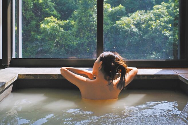 北投温泉旅宿业者纷纷推出秋冬专案，让游客能规画疗癒身心的泡汤轻旅行。（北投丽禧温泉酒店提供）