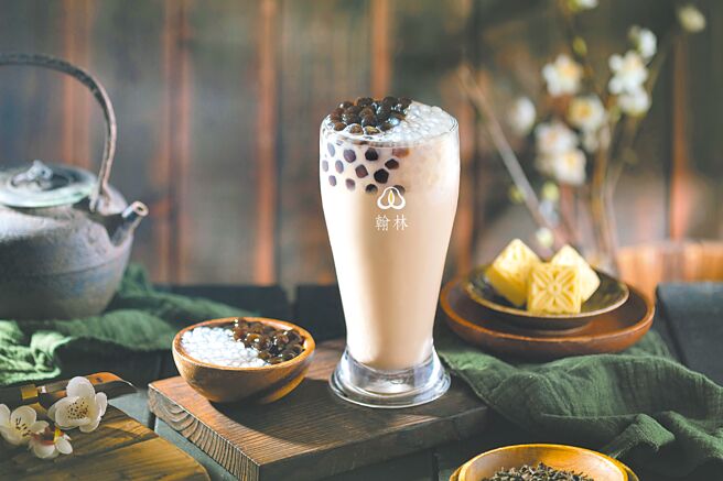 欢庆39周年，「翰林茶馆」全台门市10月每周六、日、一加码推出热销饮品「熊猫珍奶」（见图），外带大杯买1送1限定优惠。（翰林茶馆提供）