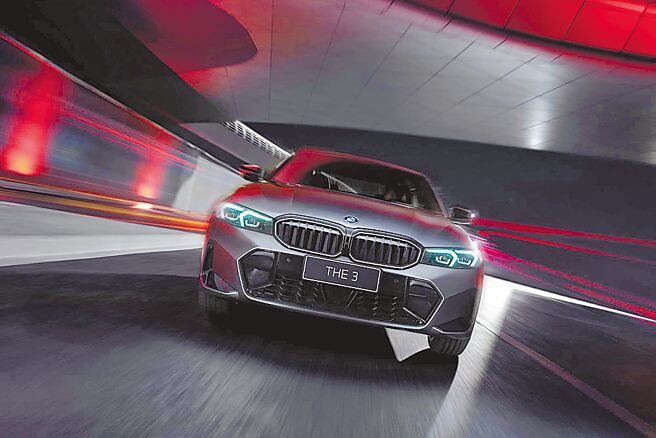 BMW 3系列自1975年问世以来，始终以精准操控、经典设计与强劲性能为特色。图为饰光水箱罩（见图），连工带料优惠价2万100元，让爱车于夜幕降临时化身车流中最瞩目的焦点。（汎德提供）