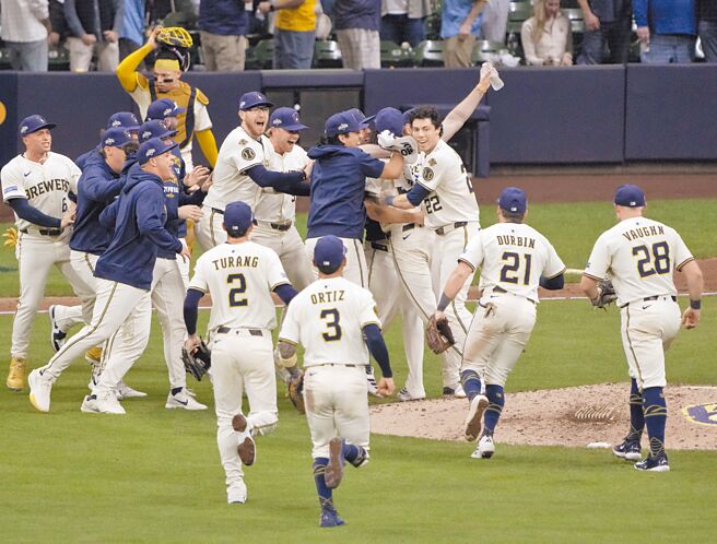 酿酒人球员全都衝向投手丘疯狂庆祝挺进国联冠军赛。（路透）