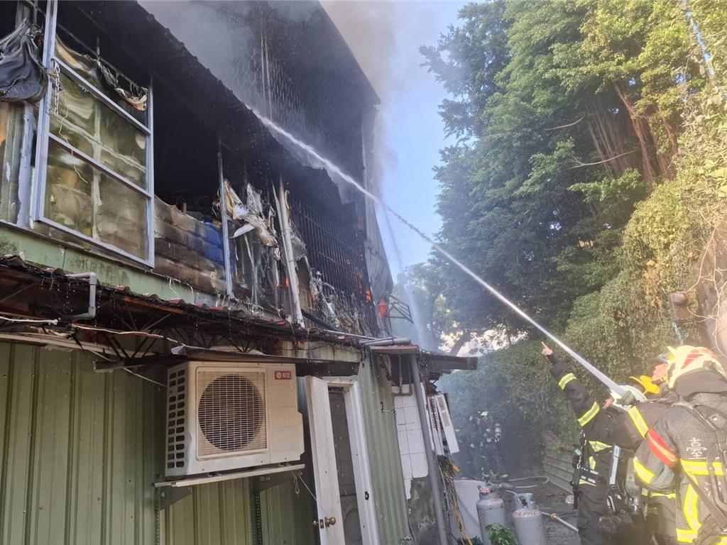 士林文昌路一處公寓發生火警無人受傷。(民眾提供)