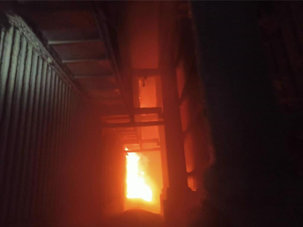 桃園市楊梅區民富路三段1處楊梅區農會穀倉於14日上午10時31分發生一級火警。(翻攝照片)