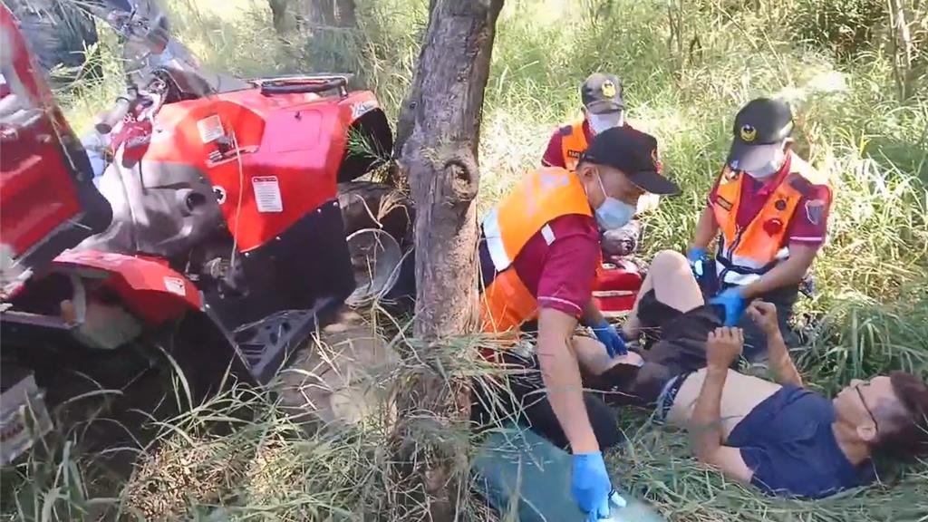 2025年10月14日澎湖縣/小型農用搬運車14日近午衝入204縣道機場段路旁,駕駛自行脫困,救護人員幫忙KED固定及相關急救處置。(警消提供/許逸民澎湖傳真)