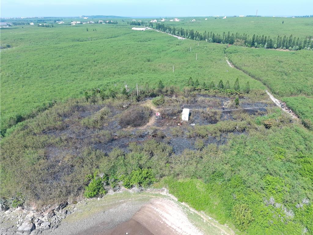 2025年10月14日澎湖縣／14日中午白沙鄉鎮海村71號某民宿附近有雜草及廢棄物起火燃燒情形，因消防車無法進入，警消徒步1公里部署水線進入起火處滅火。（警消提供／許逸民澎湖傳真）