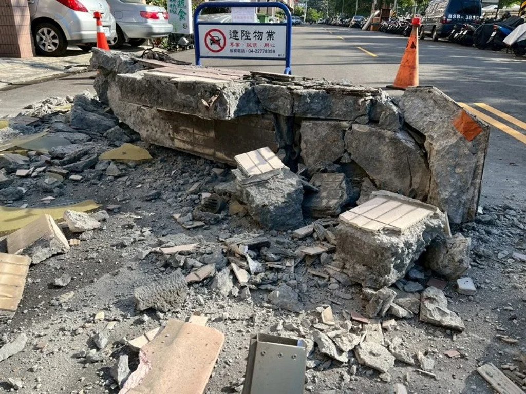 台中太平區一處社區的高樓花台,凌晨4時許,發生脫離墜落事件。(長億里長林泳鰡提供)