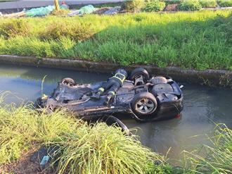 驚險瞬間！宜蘭轎車翻入大排四輪朝天  女駕駛受困獲救
