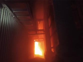 楊梅區農會穀倉大火全面燃燒     19車53消防員灌救中