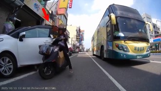 駕駛開門殺！ 下車竟檢討女騎士沒看路？