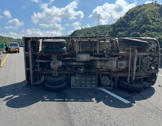 台62線駕駛驚魂！　未保持安全距離小貨車側翻覆