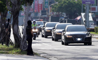 阻民眾拍总统车队搬6法条？高雄警方改称「善意提醒」