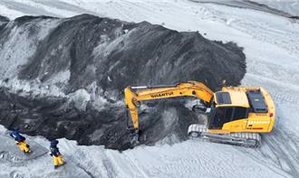 光復災情嚴峻！高雄18名消防員、搜救犬馳援　開挖1600平方公尺尋人