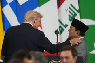 影》川普峰會忘關麥克風 印尼總統私下請託 全場都聽見