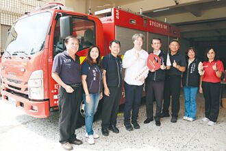 富宇建设守护家园 捐赠小型消防水箱车
