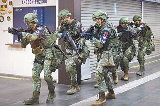 韓媒批國軍像草莓兵 裝備過時